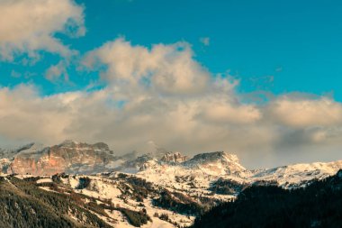 Rüzgar ve soğuk bir kış akşam İtalyan dolom içinde bir yolda