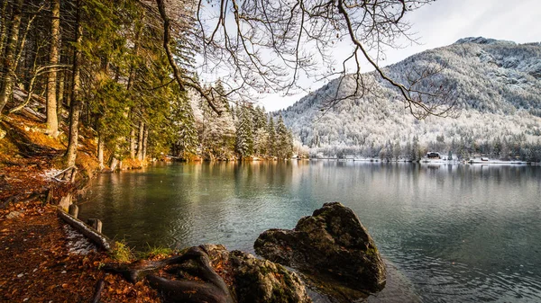 První sníh v horské jezero — Stock fotografie