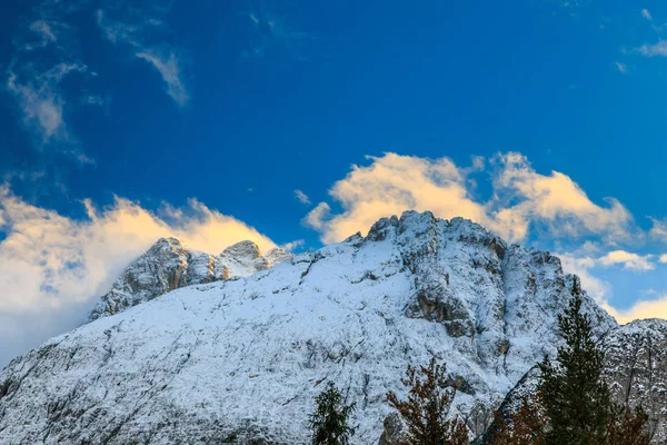 Syksy-ilta Italian Alpeilla — kuvapankkivalokuva