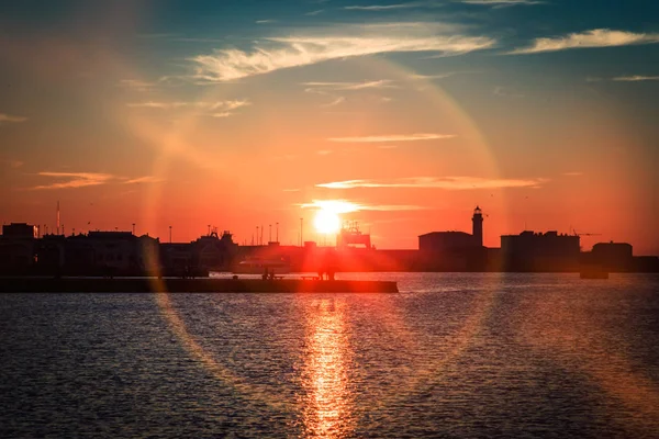 Coucher de soleil devant la ville de Trieste — Photo