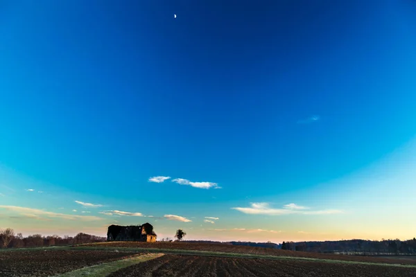 Kırsalda terk edilmiş bir çiftlik. — Stok fotoğraf