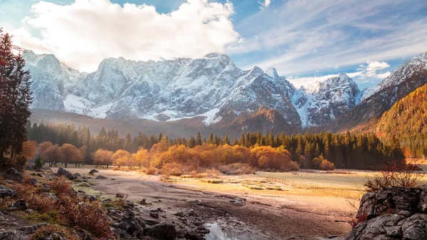 Outono nascer do sol no lago alpino — Fotografia de Stock