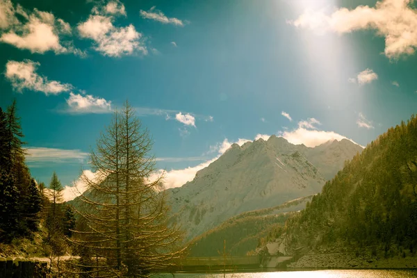 Güneşli günde Alpleri'nde kar yağışı sonra