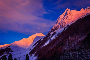 Valle Aurina içinde renkli günbatımı