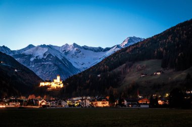 Campo Tures kale beyaz dağlar
