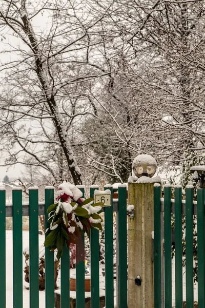 Noel zamanında tarafından kar kaplı kapısı