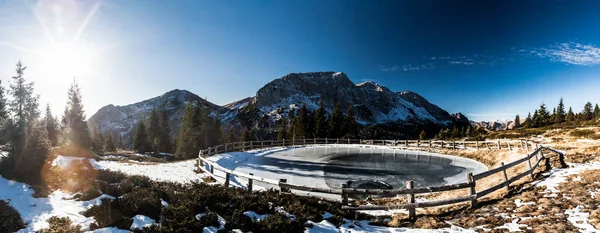 Lac glacé dans les Alpes — Photo