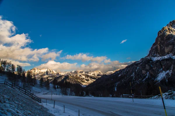 Vento e frio em uma estrada em uma noite de inverno no dolom italiano — Fotografia de Stock