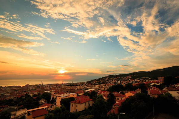 Pôr do sol na cidade de Trieste — Fotografia de Stock