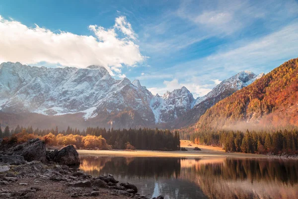 Outono nascer do sol no lago alpino — Fotografia de Stock