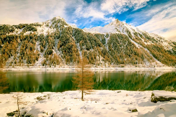 İtalyan Alpleri'nde Neves Gölü