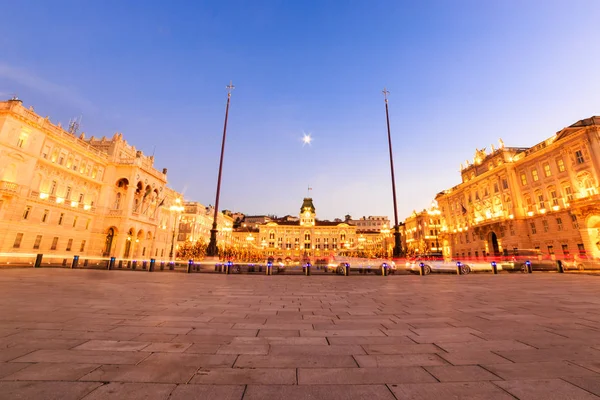 Noel zamanı sırasında Trieste Meydanı