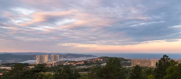 Salida del sol en la bahía de Trieste — Foto de Stock