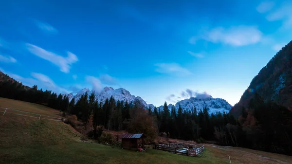 Őszi naplemente a alpesi völgyében — Stock Fotó