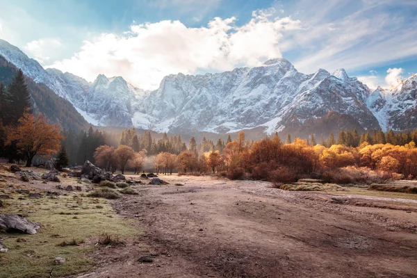 Autunno risciacquo solare nella valle — Foto Stock