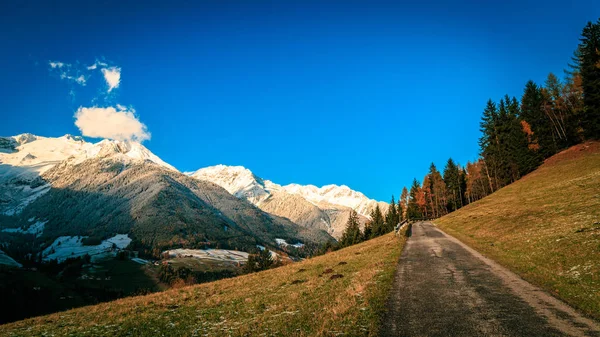 Kleurrijke zonsondergang in de Valle Aurina — Stockfoto