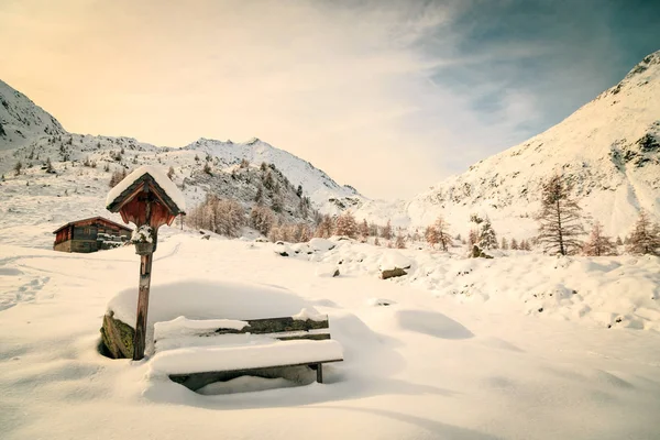 Cabana alpina coberta pela neve — Fotografia de Stock
