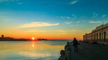 Trieste şehir önünde günbatımı