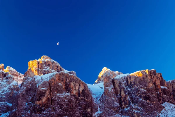 Der Mond scheint hinter einem Gipfel — Stockfoto