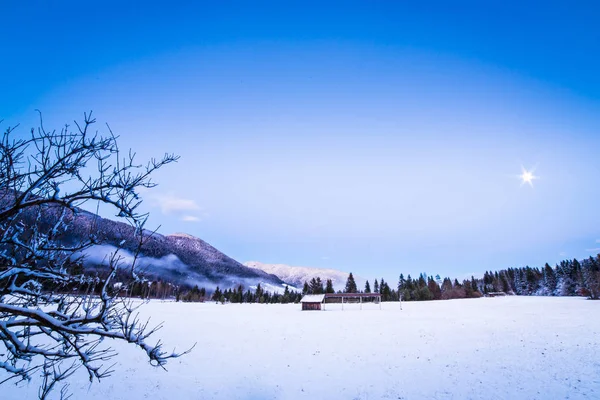 Zonsondergang na de eerste sneeuwval — Stockfoto