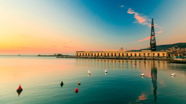 Trieste şehir önünde günbatımı