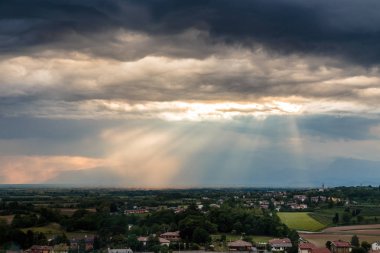 Ortaçağ Köyü üzerinde akşam fırtına