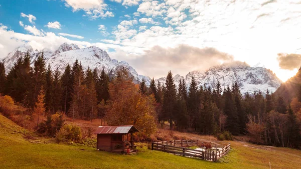 Tramonto autunnale nella valle alpina — Foto Stock