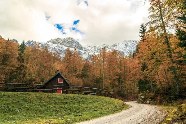Осенний закат в альпийской долине — стоковое фото