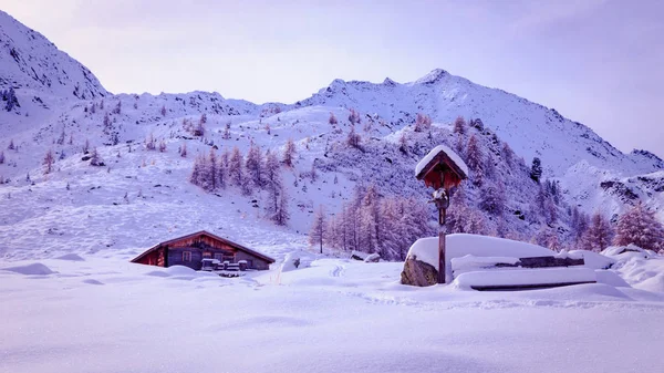 Cabana alpina coberta pela neve — Fotografia de Stock