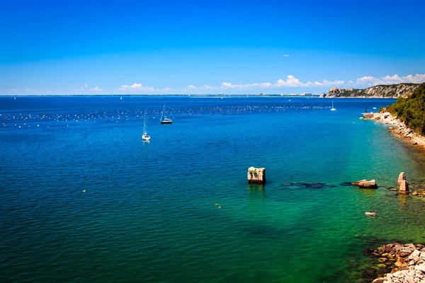 Día de verano en la playa en el golfo de Trieste — Foto de Stock