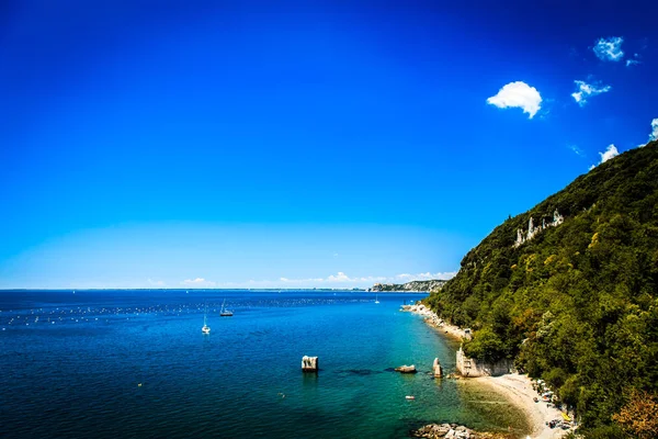 Día de verano en la playa en el golfo de Trieste — Foto de Stock