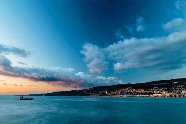 Il castello e il faro di Trieste — Foto Stock