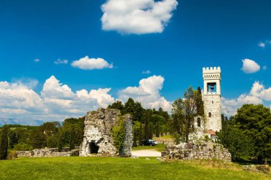 İtalyan kırsal antik ve yıkık kalede