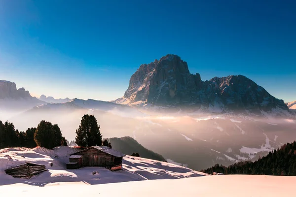 Cabane alpine dans une journée d'hiver — Photo