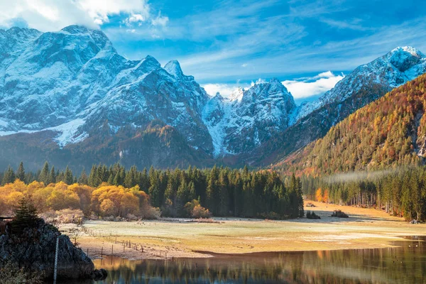 Outono nascer do sol no lago alpino — Fotografia de Stock