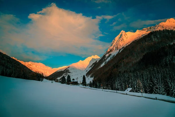 Pôr do sol colorido no Valle Aurina — Fotografia de Stock