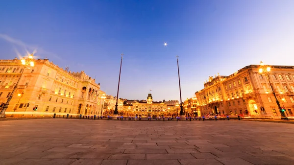 La piazza di Trieste nel periodo natalizio — Foto Stock