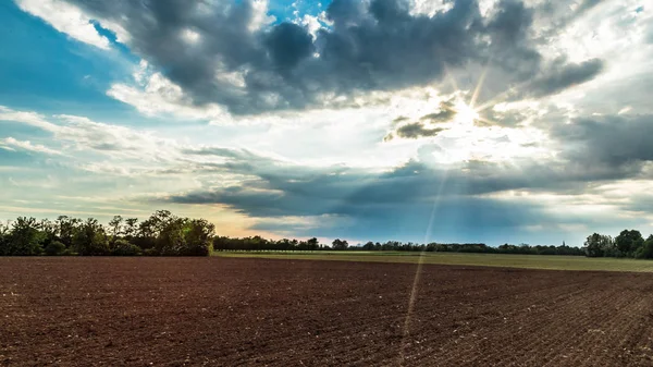 Tormenta de primavera sobre los campos — Foto de Stock