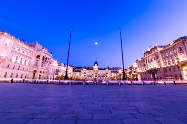 Noel zamanı sırasında Trieste Meydanı