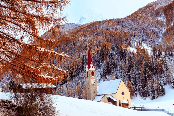 Neve na igreja na aldeia alpina — Fotografia de Stock