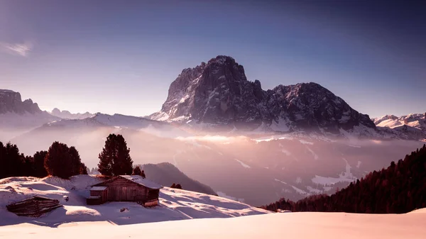 Альпийская хижина в зимний день — стоковое фото