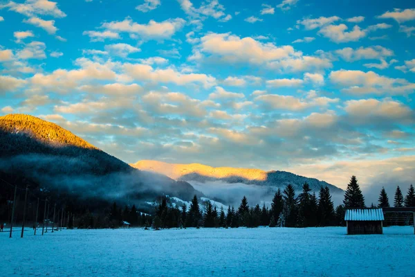 Zonsondergang na de eerste sneeuwval — Stockfoto