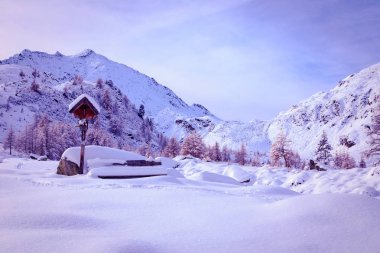 Alpine hut tarafından kar kaplı
