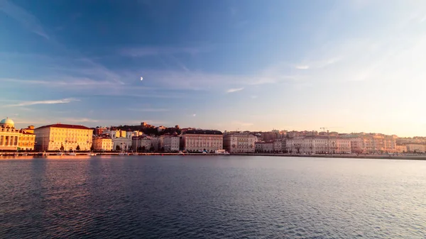 Tramonto davanti alla città di Trieste — Foto Stock