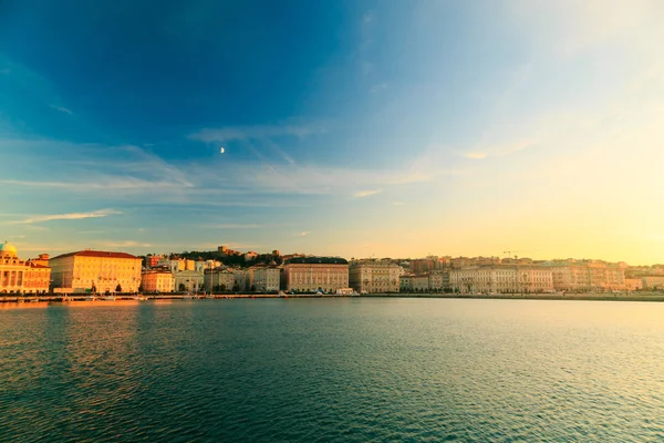 Tramonto davanti alla città di Trieste — Foto Stock