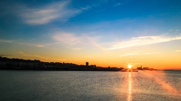 Coucher de soleil devant la ville de Trieste — Photo