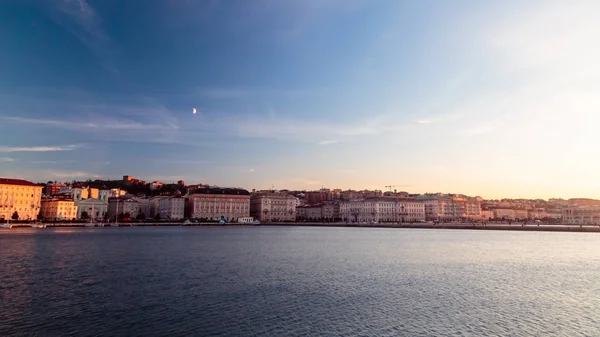 Puesta de sol frente a la ciudad de Trieste —  Fotos de Stock