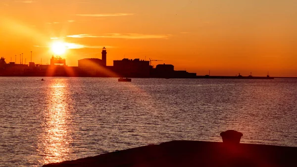 Puesta de sol frente a la ciudad de Trieste — Foto de Stock