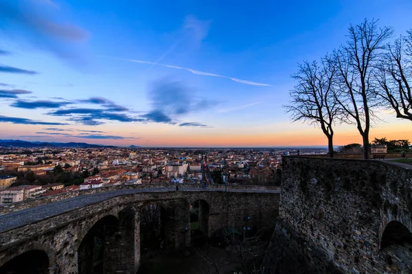 Barevný západ slunce v Bergamo — Stock fotografie