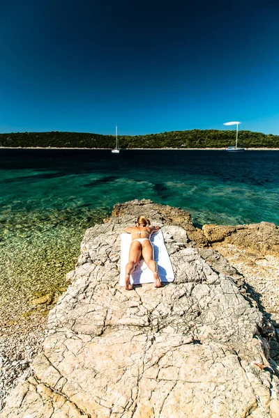 Mädchen am Meer in Kroatien — Stockfoto